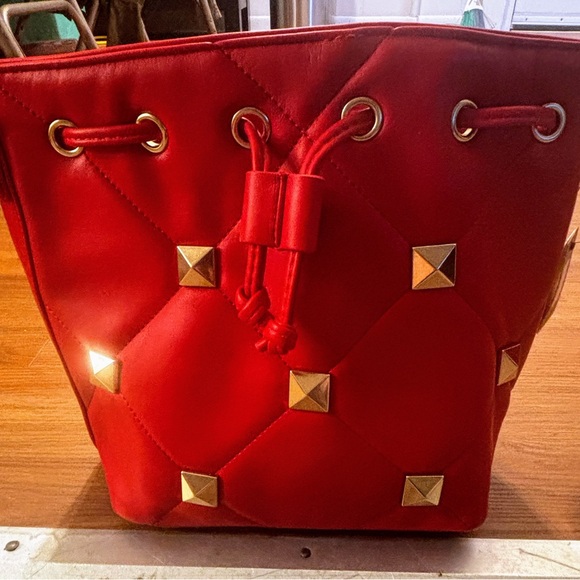 3AM Forever NWT Bright red Quilted Gold studs Bucket Bag Detachable straps - Picture 6 of 16